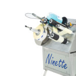 machine d'étiquetage semi-automatique produits cylindriques ninette 1 cda
