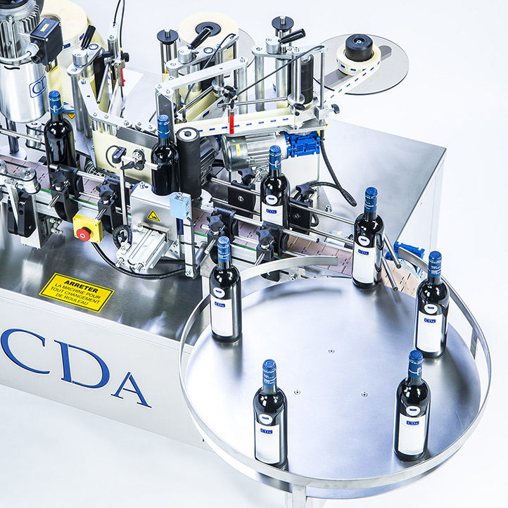 máquina etiquetadora y engastadora de botellas de vino r1000 r1500 cda