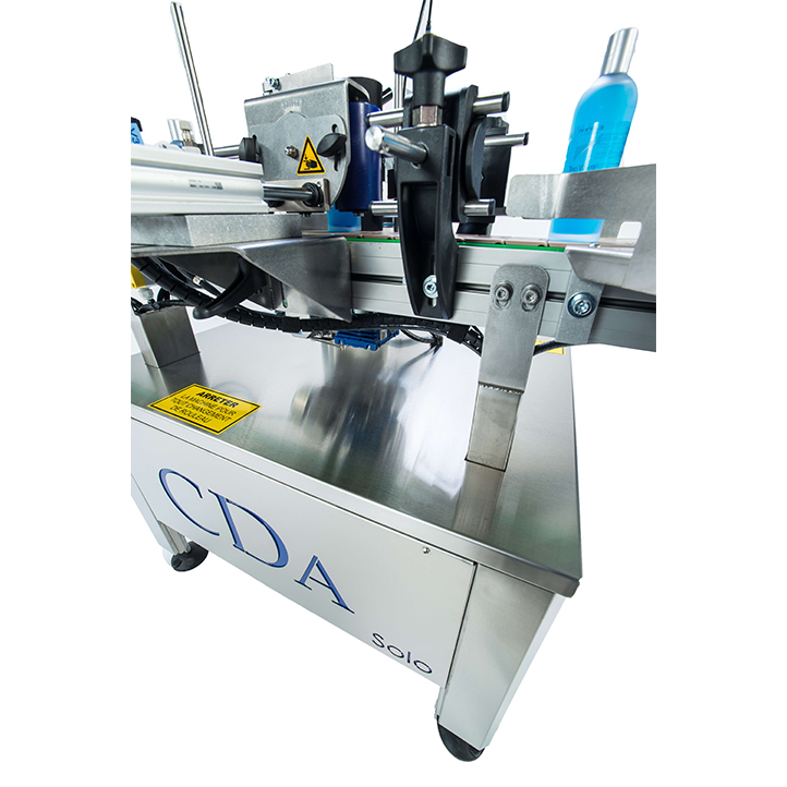 Automatic labelling machine capable of applying 1 label to cylindrical containers 